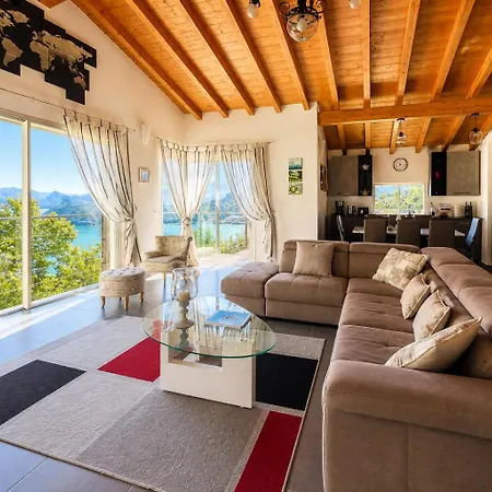 - Panoramic Pool & Stunning View *